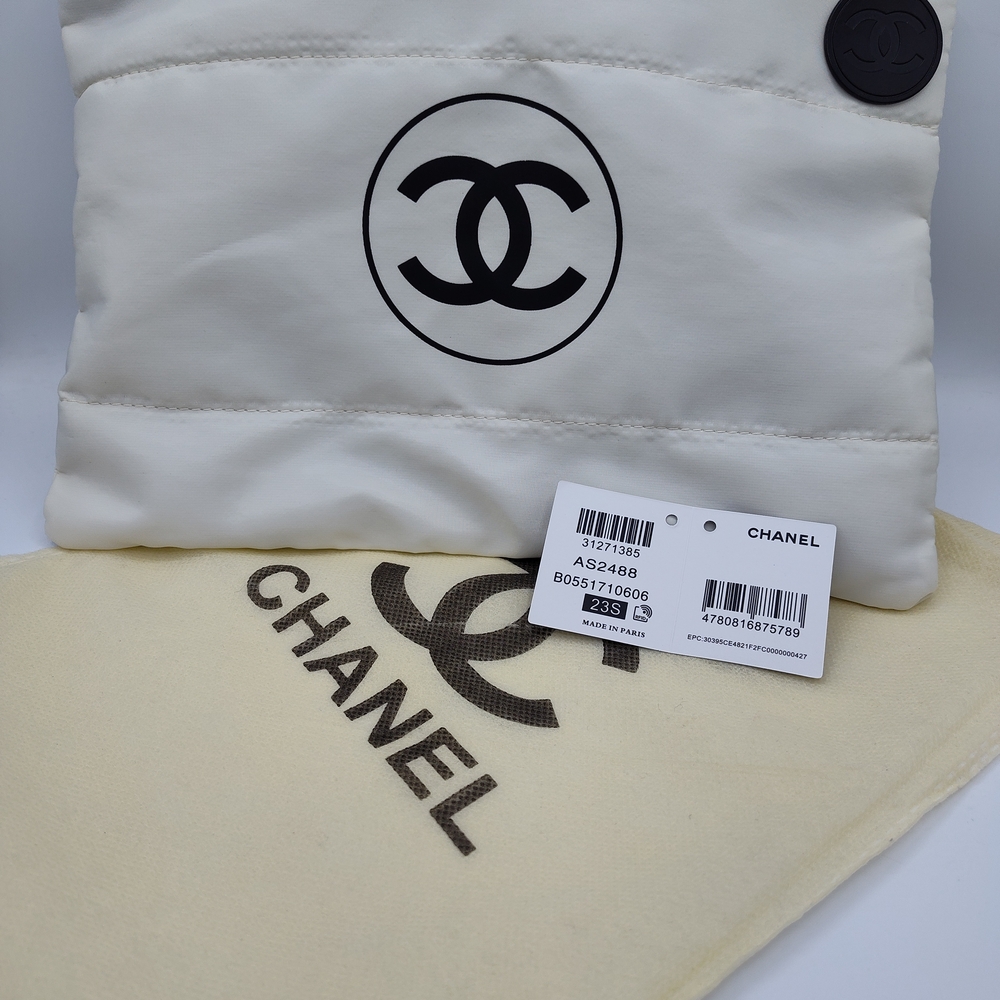 NWT CHANEL White Satin Quilted 11x8 Makeup Storage iPad Travel Pouch W/Dust Bag - Picture 3 of 7